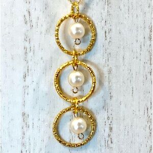 133. Gold tone necklace with pearls